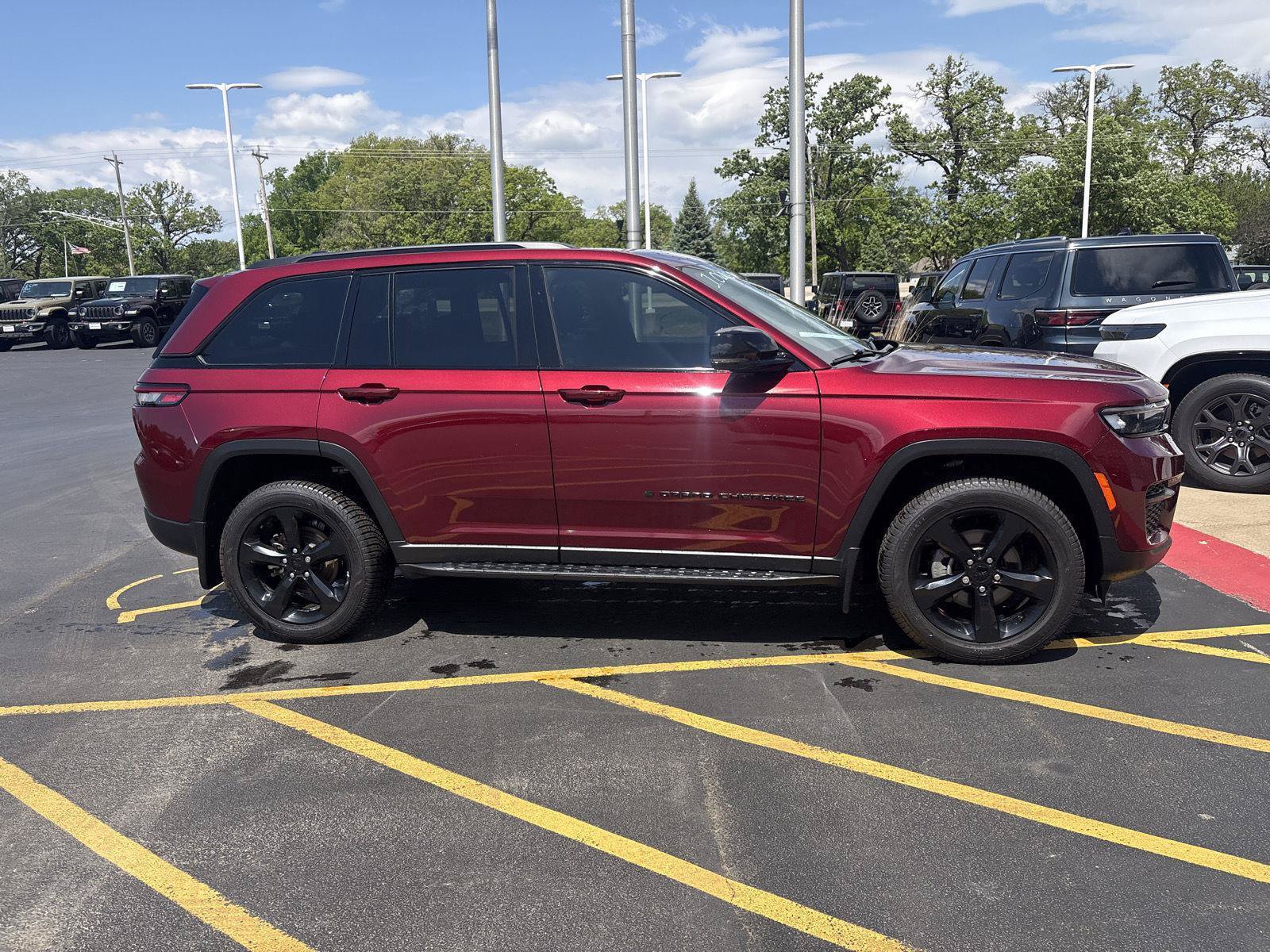 Used 2023 Jeep Grand Cherokee Altitude AWD/4WD image 5