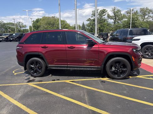 Used 2023 Jeep Grand Cherokee Altitude AWD/4WD image 5