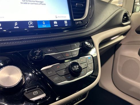 Used 2022 Chrysler Pacifica Touring-L image 18