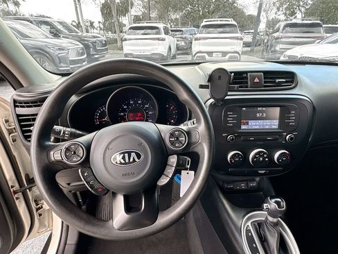 Used 2019 Kia Soul Base image 12