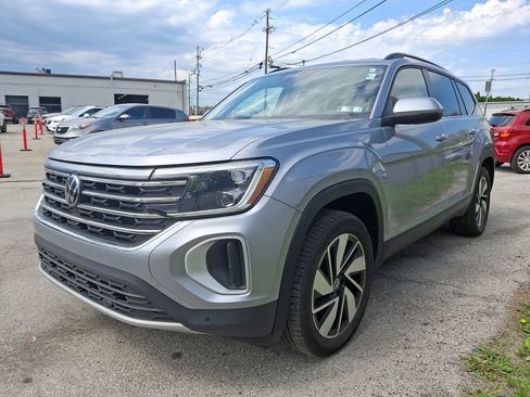 Used 2024 Volkswagen Atlas SE AWD/4WD image 3