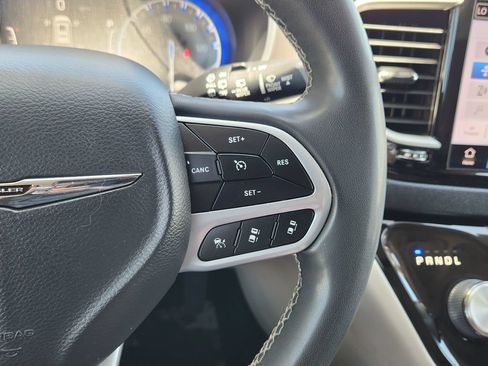 Used 2022 Chrysler Pacifica Touring-L FWD image 17