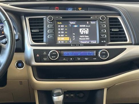 Used 2019 Toyota Highlander XLE image 15