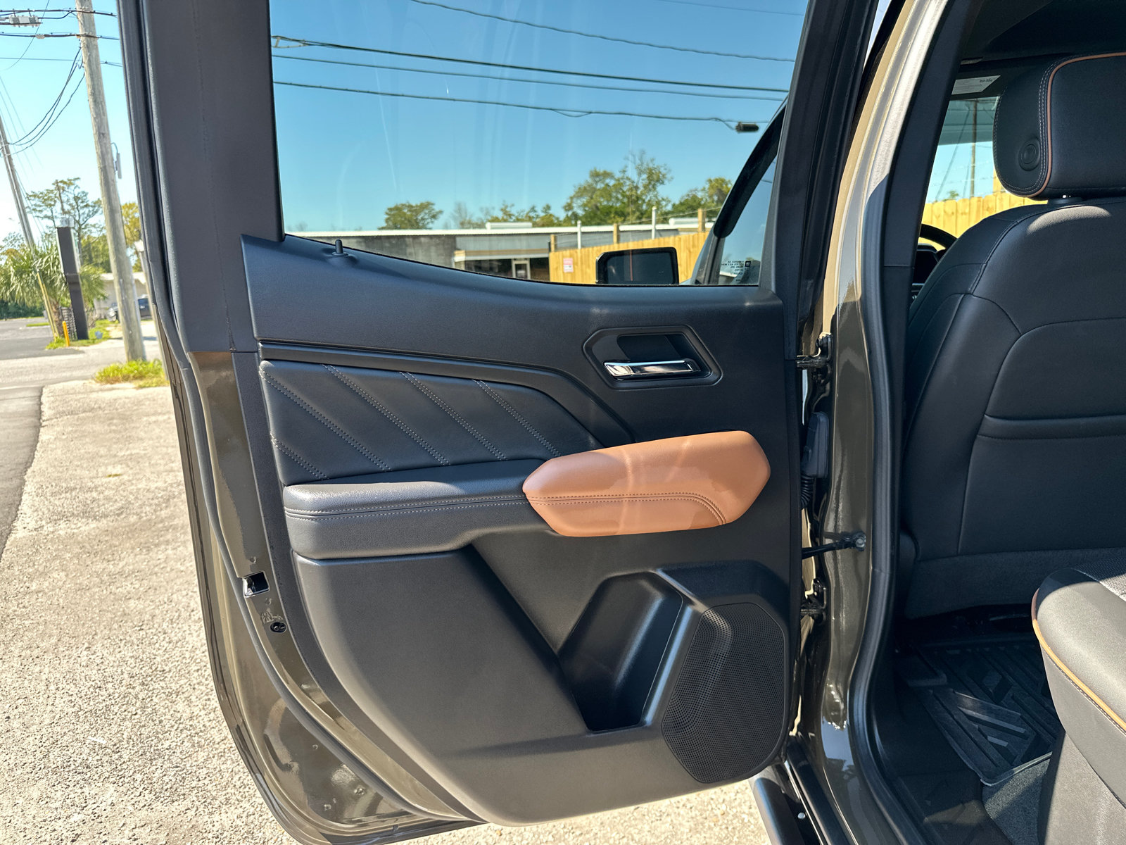 Used 2025 GMC Canyon AT4 w/ Nightfall Edition AWD/4WD image 14
