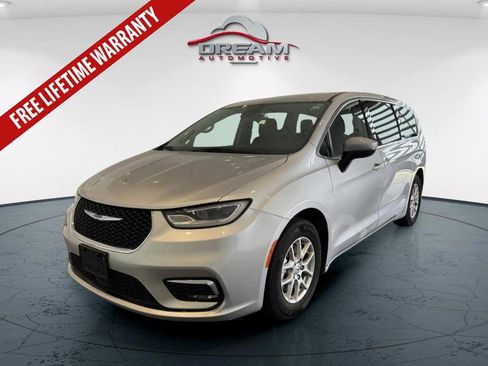 Used 2023 Chrysler Pacifica Touring-L FWD image 4