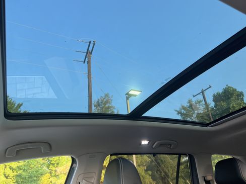 Used 2025 Volkswagen Atlas SE w/ Panoramic Sunroof Package FWD image 22