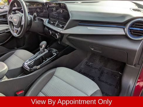 Used 2025 Chevrolet Trax LT w/ LT Convenience Package FWD image 30