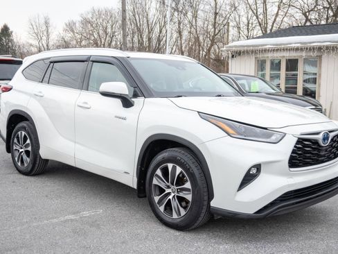 Used 2021 Toyota Highlander XLE image 2