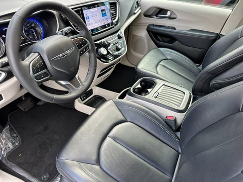 Used 2024 Chrysler Pacifica Touring-L image 10