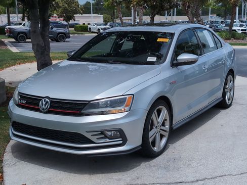 Used 2016 Volkswagen Jetta GLI SE FWD image 5