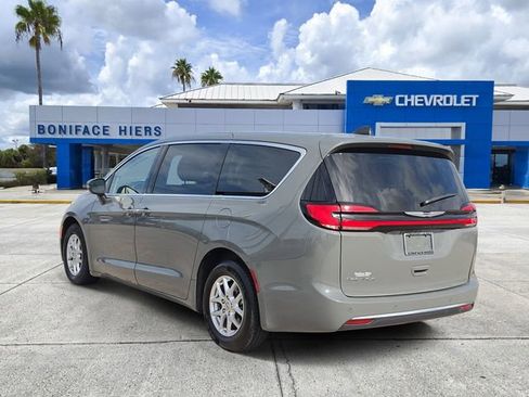 Used 2023 Chrysler Pacifica Touring-L FWD image 3