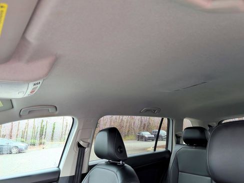 Used 2018 Volkswagen Tiguan SE image 27