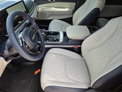 New 2026 Kia Carnival EX FWD image 10