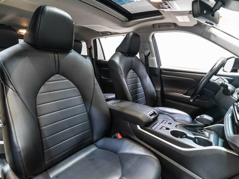 Used 2021 Toyota Highlander XLE AWD/4WD image 15