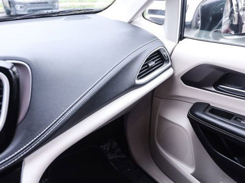 Used 2022 Chrysler Pacifica Touring-L w/ Uconnect Theater Family Group FWD image 50