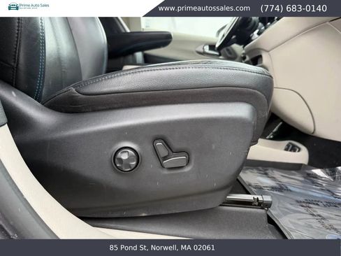 Used 2021 Chrysler Pacifica Touring-L FWD image 15