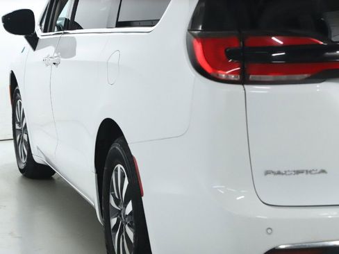 Used 2024 Chrysler Pacifica Select image 40
