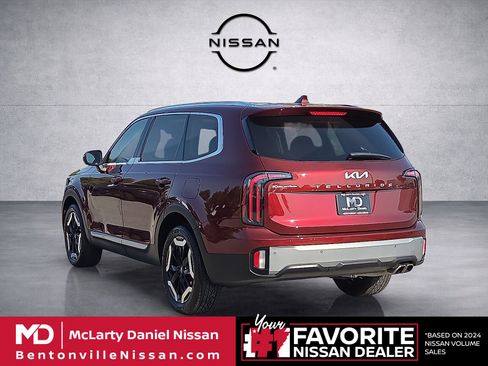 Used 2023 Kia Telluride EX w/ EX Captain's Chair Package FWD image 4