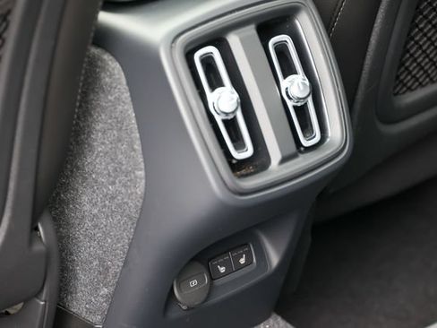 Certified 2024 Volvo XC40 B5 Ultimate w/ Protection Package Premier AWD/4WD image 41