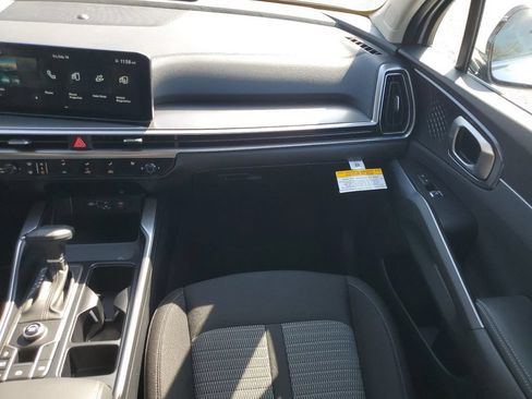 Used 2025 Kia Sorento LX FWD image 26