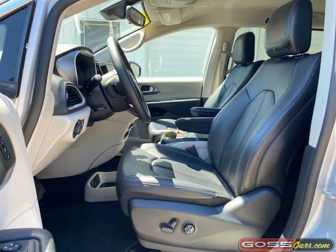 Used 2024 Chrysler Pacifica Touring-L FWD image 25