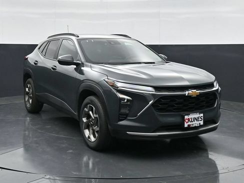 Used 2025 Chevrolet Trax LT w/ LT Convenience Package FWD image 4