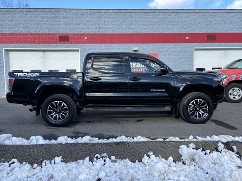 Used 2022 Toyota Tacoma TRD Sport image 2