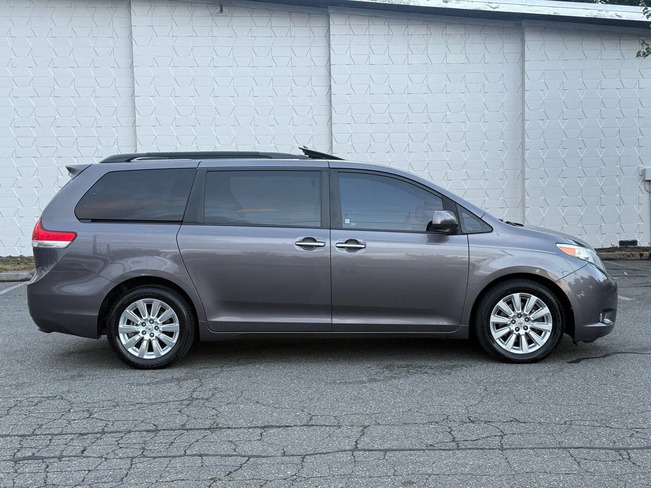 Used 2011 Toyota Sienna Limited w/ Premium Pkg AWD/4WD image 4