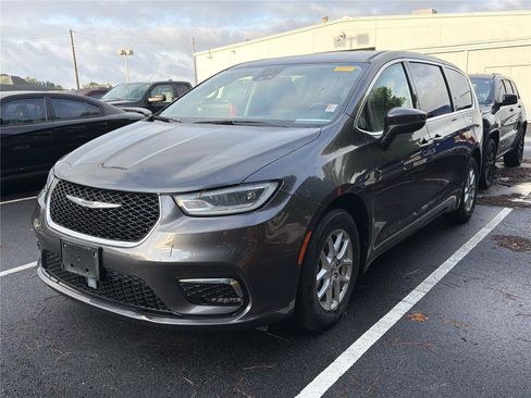 Used 2023 Chrysler Pacifica Touring-L FWD image 1