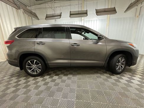 Used 2017 Toyota Highlander XLE AWD/4WD image 23