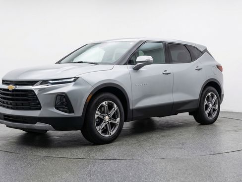 Used 2025 Chevrolet Blazer LT image 3