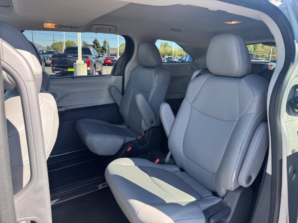 Used 2024 Toyota Sienna XLE FWD image 5