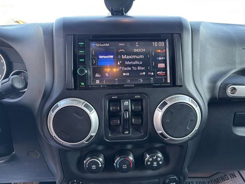 Used 2018 Jeep Wrangler Unlimited Rubicon w/ Connectivity Group image 15