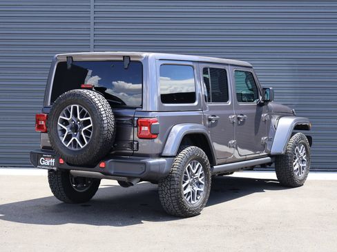 Used 2025 Jeep Wrangler Unlimited Sahara AWD/4WD image 5