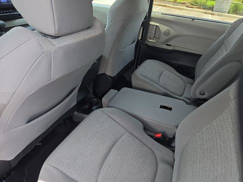 Used 2022 Toyota Sienna LE FWD image 11