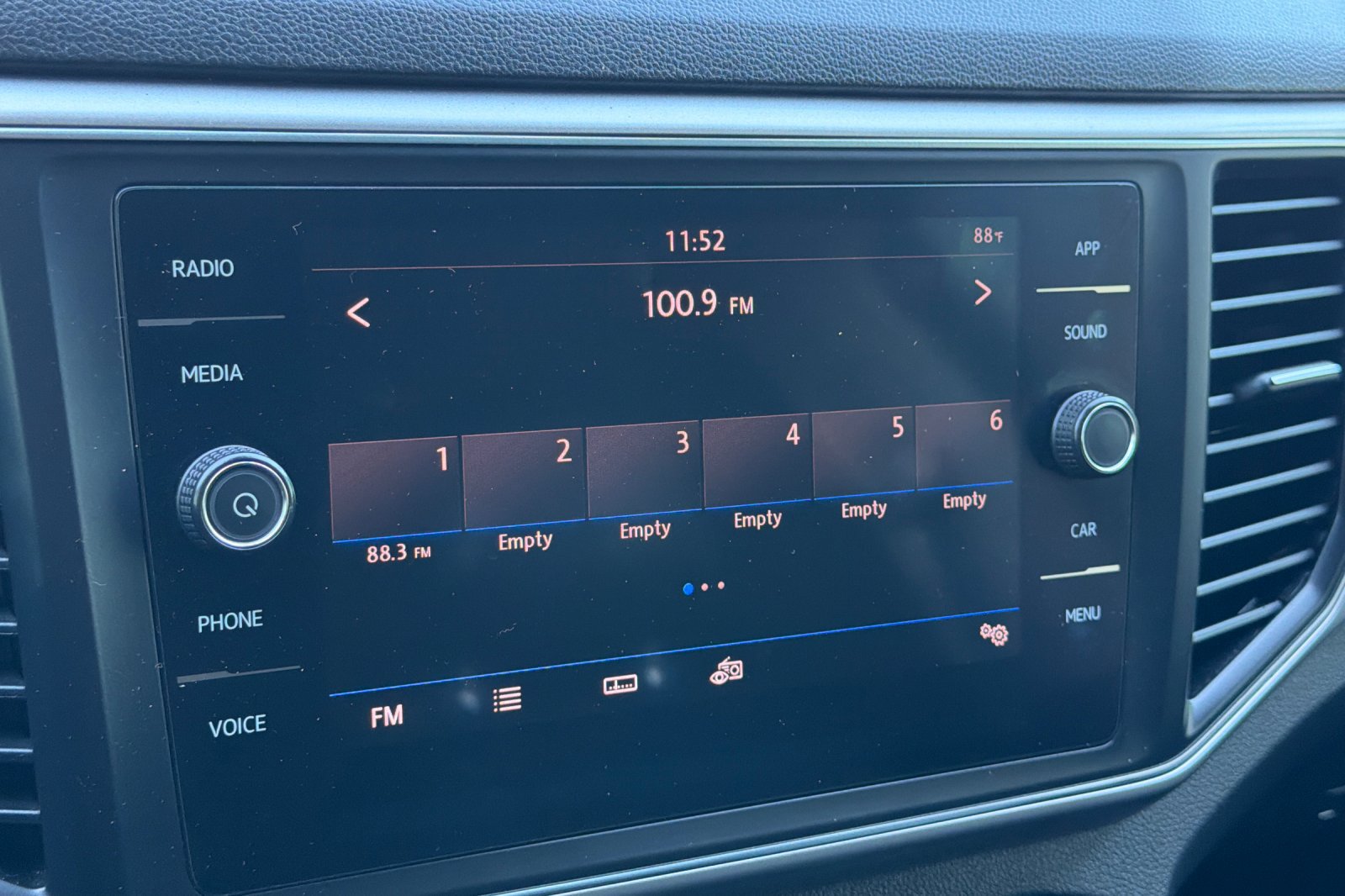Used 2018 Volkswagen Atlas SE FWD image 23