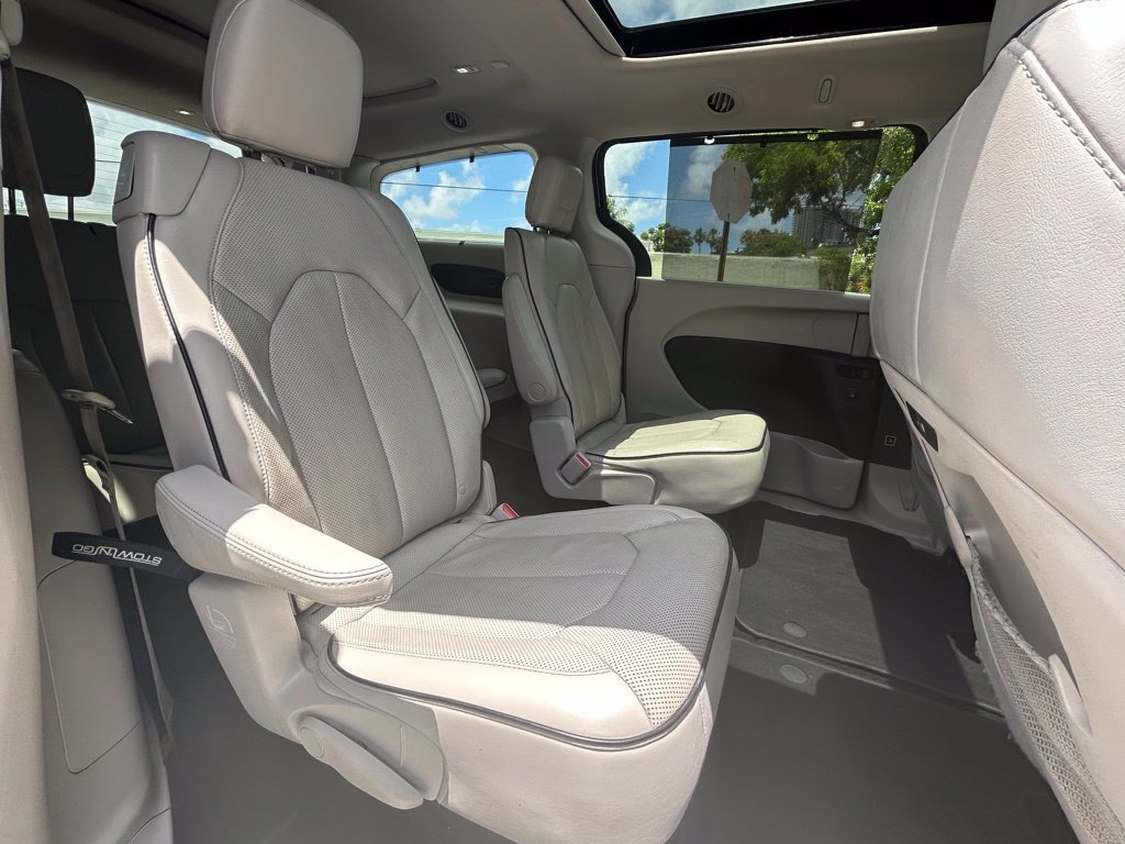 Used 2021 Chrysler Pacifica Limited AWD/4WD image 36