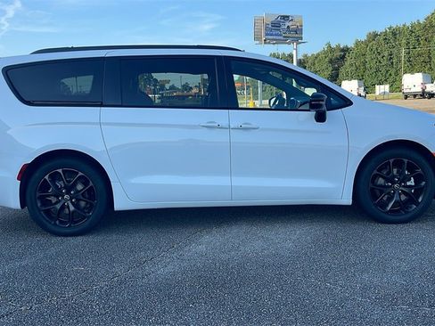 New 2025 Chrysler Pacifica Limited image 8