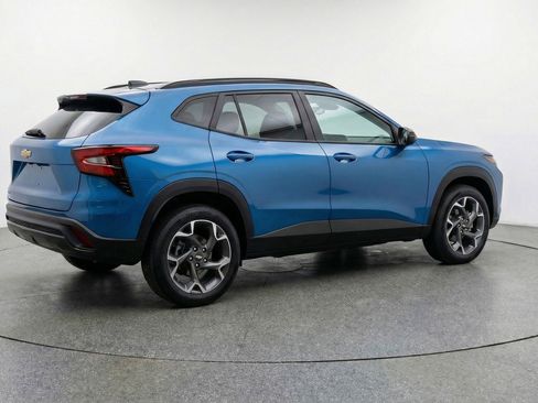 Used 2025 Chevrolet Trax LT w/ LT Convenience Package image 9