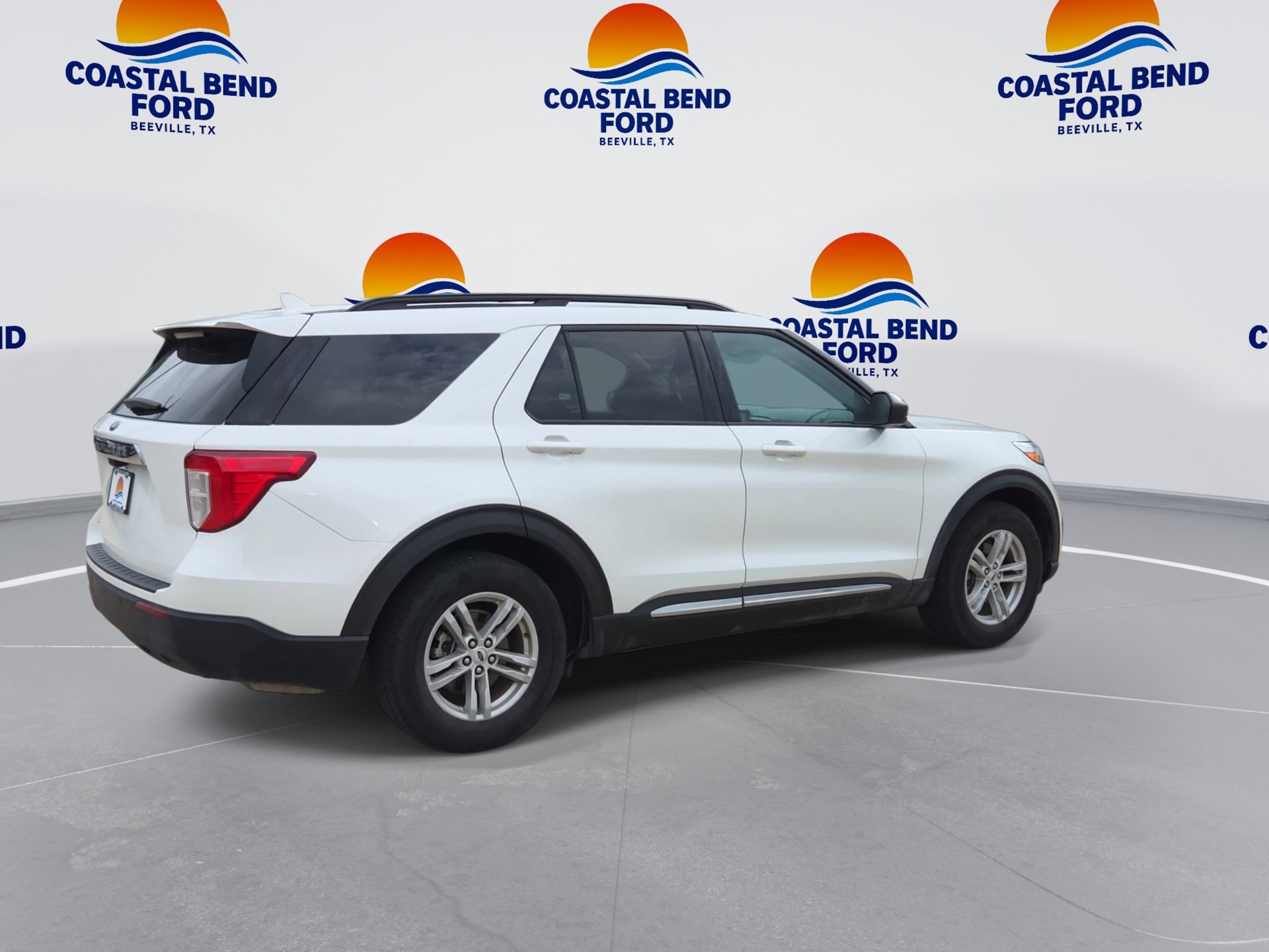 Used 2024 Ford Explorer XLT RWD image 8