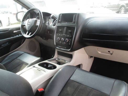 Used 2020 Dodge Grand Caravan SXT image 35