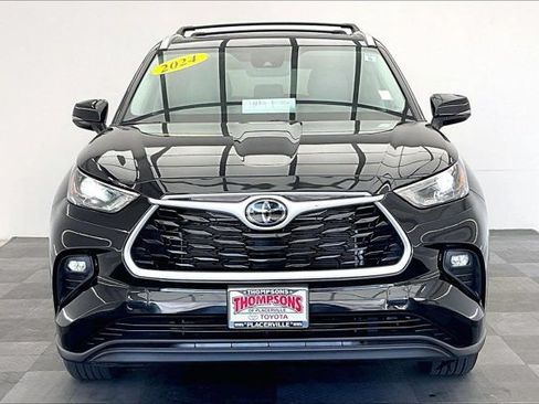 Used 2024 Toyota Highlander XLE FWD image 2