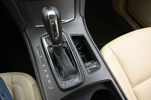 Used 2013 Lincoln MKS FWD image 25