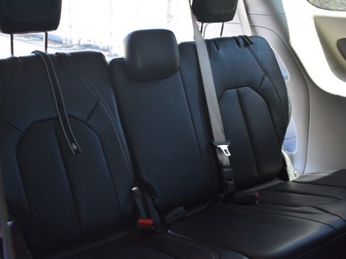 Used 2024 Chrysler Pacifica Touring-L FWD image 28