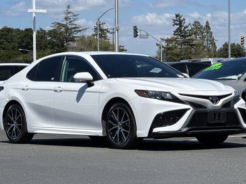 Used 2022 Toyota Camry SE FWD image 2