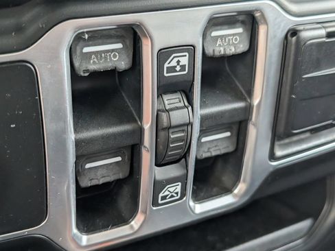 Used 2018 Jeep Wrangler Unlimited Sahara AWD/4WD image 22