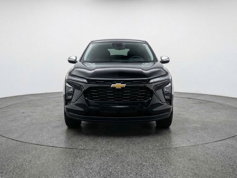 Used 2025 Chevrolet Trax LT image 2