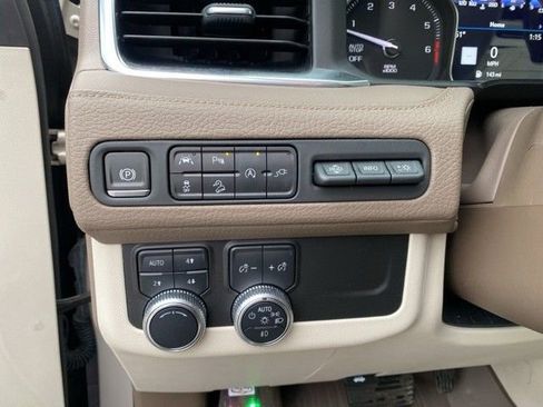 Used 2021 GMC Yukon Denali w/ Denali Premium Package image 16