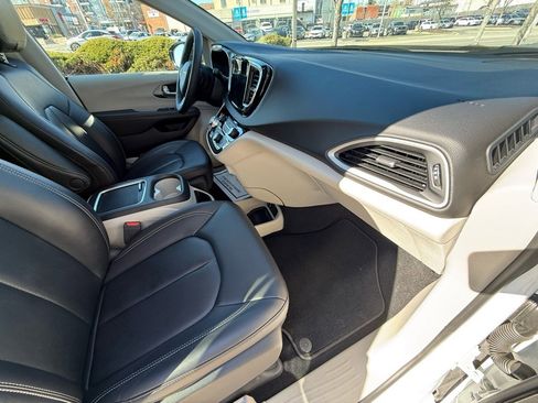 Used 2024 Chrysler Pacifica Touring-L image 40