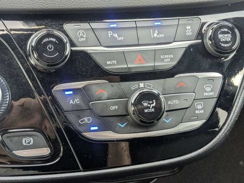 Used 2025 Chrysler Pacifica Select FWD image 22